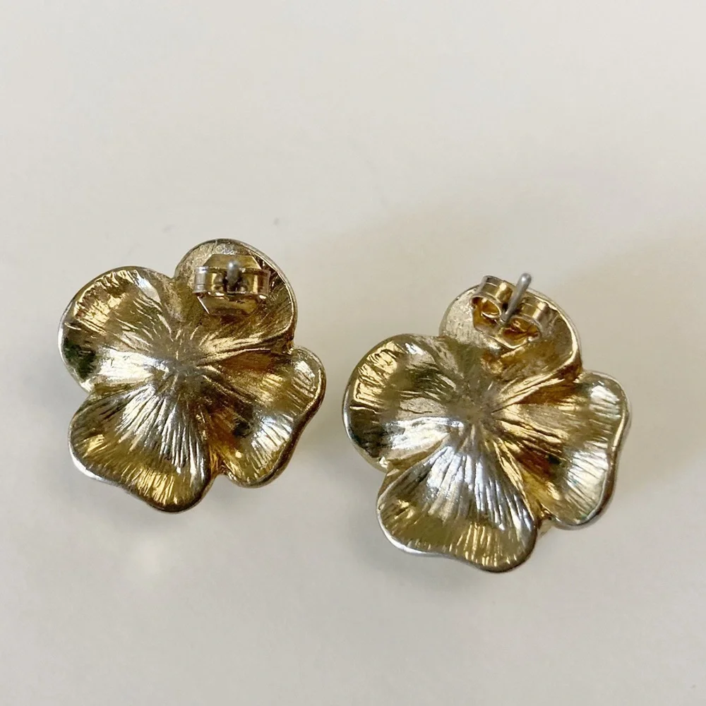 Cream Flower Enamel Earrings - Picture 4 of 7